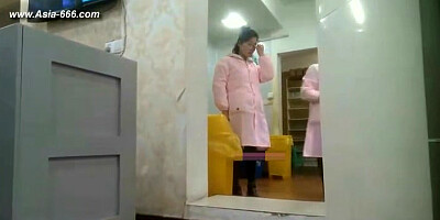 peeping chinese woman to go to the hospital for an injection.1