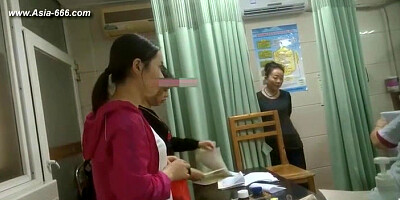 peeping chinese woman to go to the hospital for an injection.1
