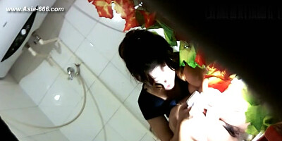 chinese girls go to toilet.112