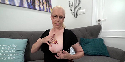 Very thick GILF getting her hairy pussy stretched out