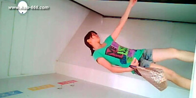 chinese girls go to toilet.70