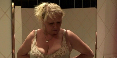 Busty GILF goes from the shower to sucking dick