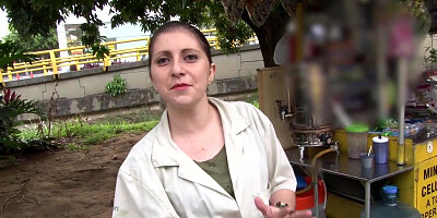 Guy picks up the street vendor and fucks shaved pussy