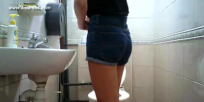peeping taiwan girls go to toilet