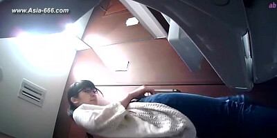 peeping Korean restaurant toilet.15