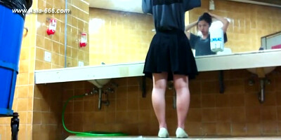 chinese girls go to toilet.62