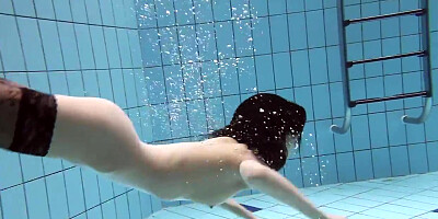 UnderwaterShow Video: Vera in the pool