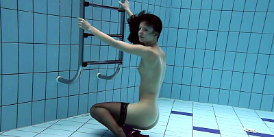 UnderwaterShow Video: Vera in the pool