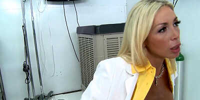 teen 18+ nurse Evita Pozzi swallow a cock in the laboratory