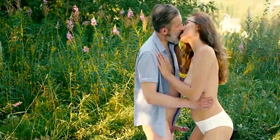 Older man is drilling the cunt of a babe while outdoors