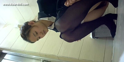 chinese girls go to toilet.111
