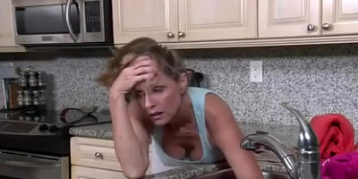 MUMMY stucked aka pounded in the kitchen