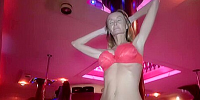 Mia, Azoe First Time At The Club