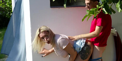 Tattooed bitch Scarlett Wild wants his dick in her cooch