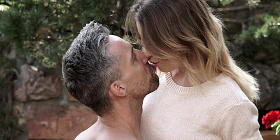 Couple in marriage go out of city to have sex in vacation house