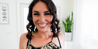 Incredibly hot MILF sucking and jerking for the facial