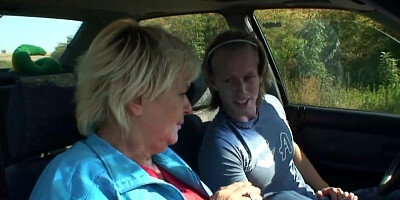 He picked up a GILF and she gave him a blowjob in the car