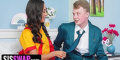 Two Broke Girls Parody Featuring Freya Von Doom And Jill Taylor - Teaser Video