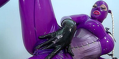 Latex Lucy - She Looms In Latex