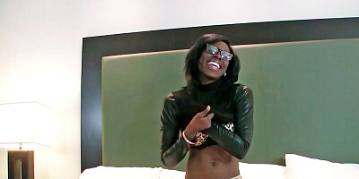 Ebony girl removes her clothes in a sexy manner