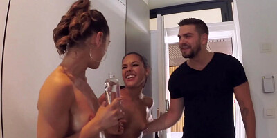 Acroyoga with Apolonia And Julia Roca