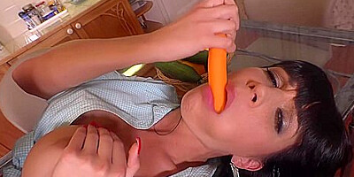 Valentina Ricci In Carrot & Cucumber: Busty Babe Fucks Veggies In Vr Porn
