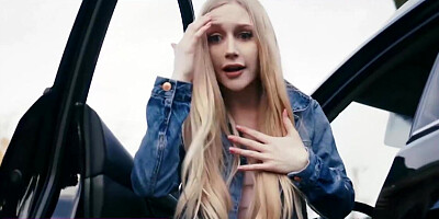 Teen feels burning desire to fuck injured chick