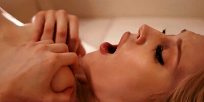 Teen feels burning desire to fuck injured chick