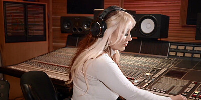 Daisy May goes down on a big-dicked guy and sucks a big cock