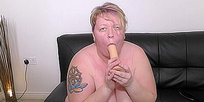 Lesley In British Mature Bbw Playing With Her Toys