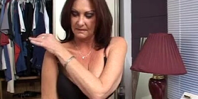 Mom licking her daughter's cunt