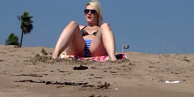 Slick dude picks up Siri from the beach and uses her curvy body to nut