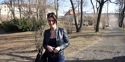 For cash brunette gives stranger blowjob in public park