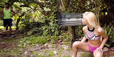 Petite lass seduces Latin gardener for spontaneous outdoor sex