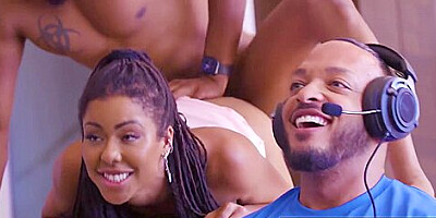 Ebony Babe Fucks Pizza Guy While Bf Is Gaming!