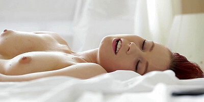 Dildo helps redhead to wake up and get positive emotions for day