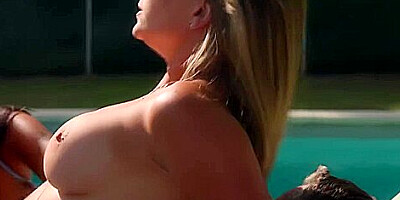 Carollina Cherry & Tiffany Leiddi Horny Threesome