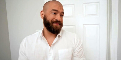 Masseur Xander Corvus fucks Queenie Sateen on the table