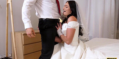 Leanne Lace gives rimming to her wedding planner