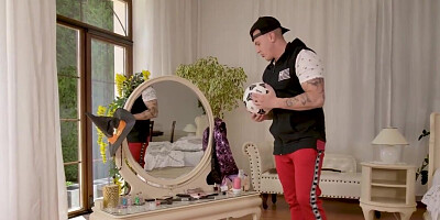 Thick MILF with amazing curves is fucking a big one