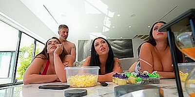 Sophia Burns, Holly Day, Nia Bleu - There Is Nothing Like Movie Night [ultrahd 4k 2160p]