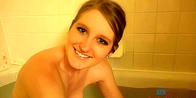 Summer Made It To Vegas And After Dinner She Bathes In Front Of You - Summer Carter
