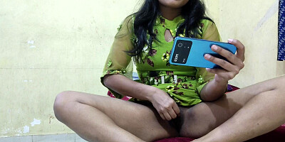 First time Desi ladaki sexy dekh Rahi thi tabhi piche se uska step brother akar dek liya or chudai ki