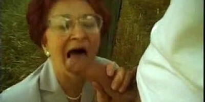 Granny Susanne Deep-Throats and Screws Outdoors
