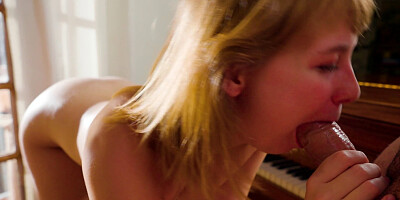 Pretty blonde chick sucks a big hard cock in a homemade video