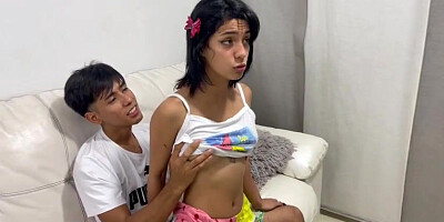 Mientras mi pequeña hermanastra limpia la casa, empieza a seducirme con su rico culo y me la follo