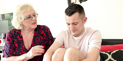 Queen bee's reality video by Aunt Judys XXX