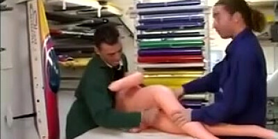 La patronne et ses deux jeunes ouvriers