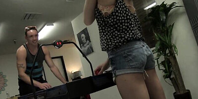 Aesthetic chick Kasey Warner likes having fun with her boyfriend