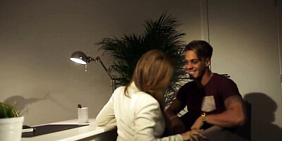 Gorgeous hottie Roberta Gemma is enjoying intensive anal